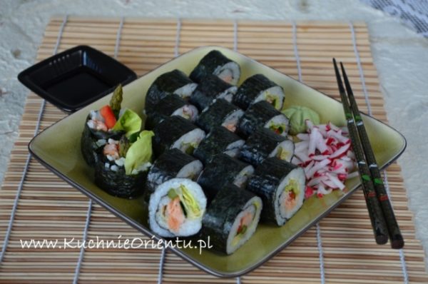 Maki sushi ze szparagami i wędzonym łososiem