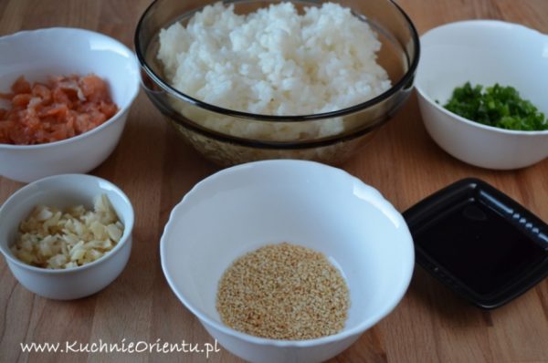 Kulki ryżowe z łososiem i imbirem marynowanym (sushi)
