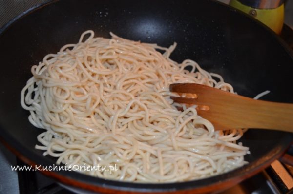 Wołowina z warzywami i makaronem Mie