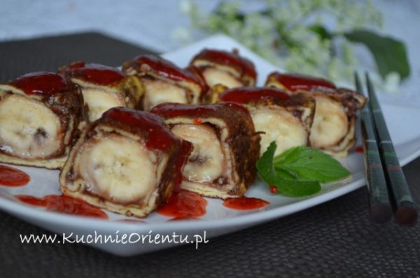 Omlet Tamago z bananem i sosem truskawkowym