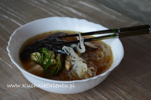 Bulion z makaronem Shirataki, tofu i grzybami Shitake