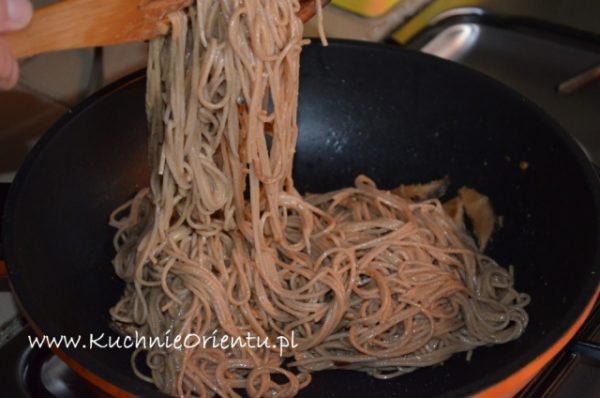 Makaron Soba z grzybami shitake i pastą sezamową