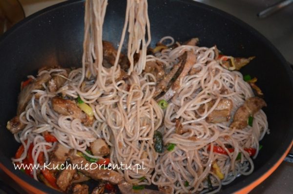 Wątróbka smażona z makaronem Soba i warzywami