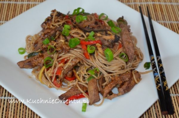 Wątróbka smażona z makaronem Soba i warzywami