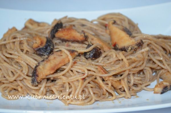 Makaron Soba z grzybami shitake i pastą sezamową