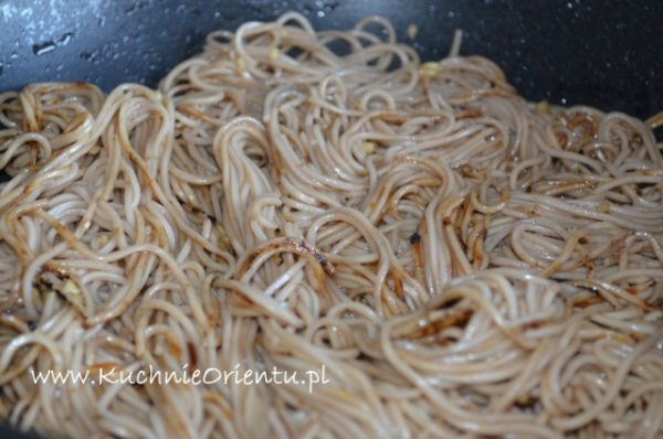 Imbirowy kurczak z sałatką z rukoli i makaronem Soba