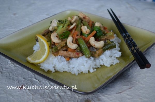 Warzywa z grzybami stir-fry w orzechowym sosie