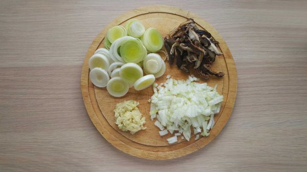 Zupa z kimchi z miękkim tofu Kimchi jigae cięcie warzyw