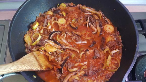 Zupa z kimchi z miękkim tofu Kimchi jigae dodanie dashi