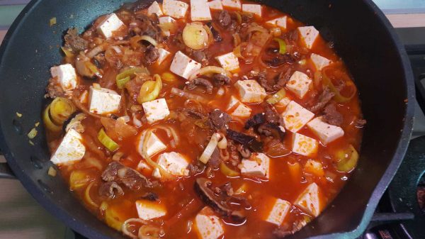 Zupa z kimchi z miękkim tofu Kimchi jigae danie gotowe