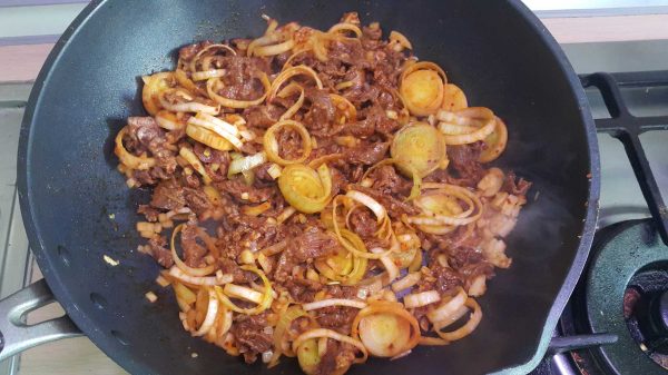 Zupa z kimchi z miękkim tofu Kimchi jigae smażenie warzyw