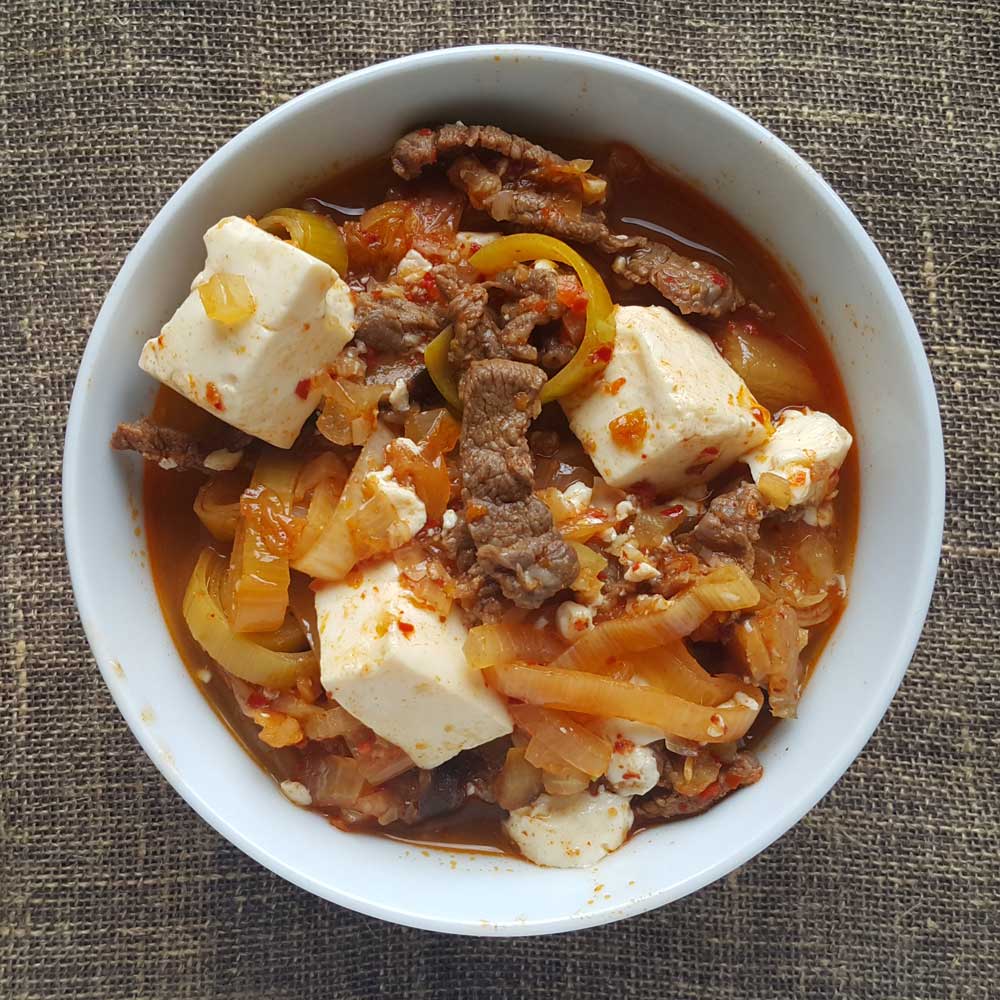 Zupa z kimchi z miękkim tofu Kimchi jigae danie