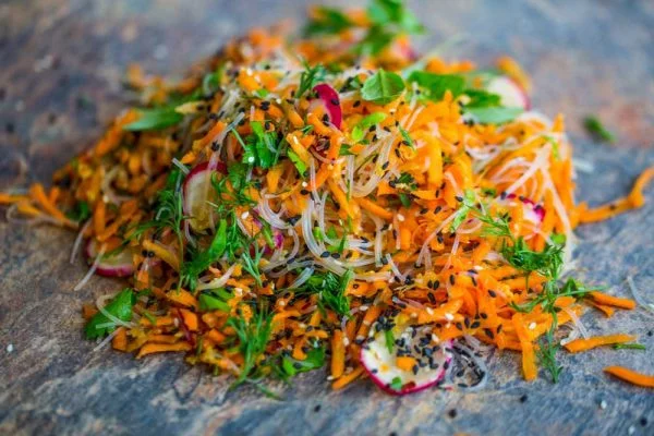 Surowka-z-marchwi-rzodkiewki-i-makaronu-sojowego1 Surówka z marchwi, rzodkiewki i makaronu sojowego