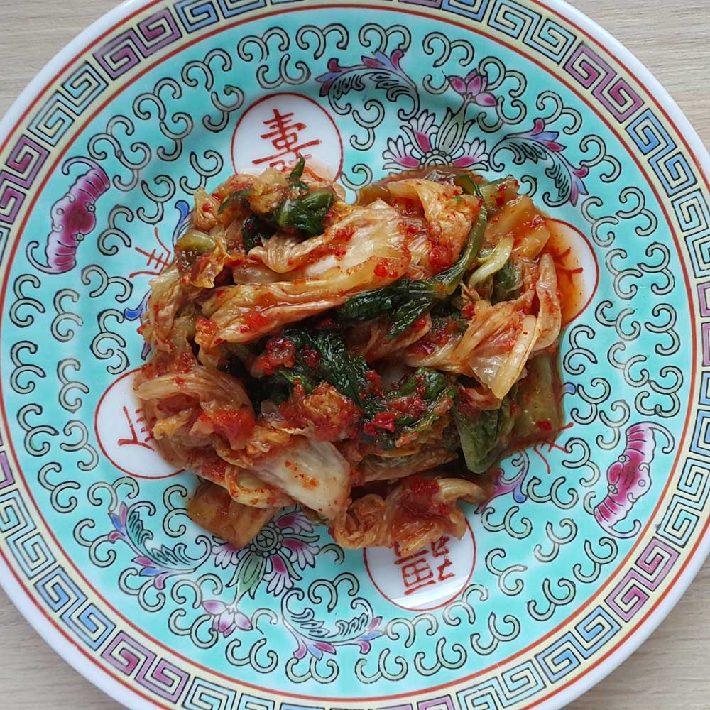 doskonała kimchi z kapusty pekińskiej na talerzu