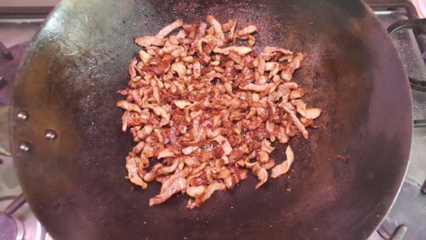 Karkówka w sosie śliwkowym smażenie mięsa na chrupiąco