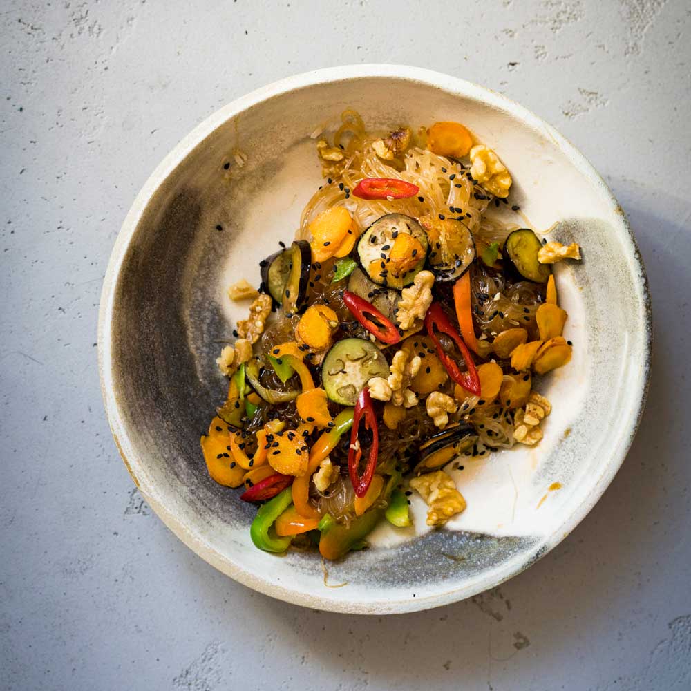 Makaron ryżowy z warzywami stir-fry