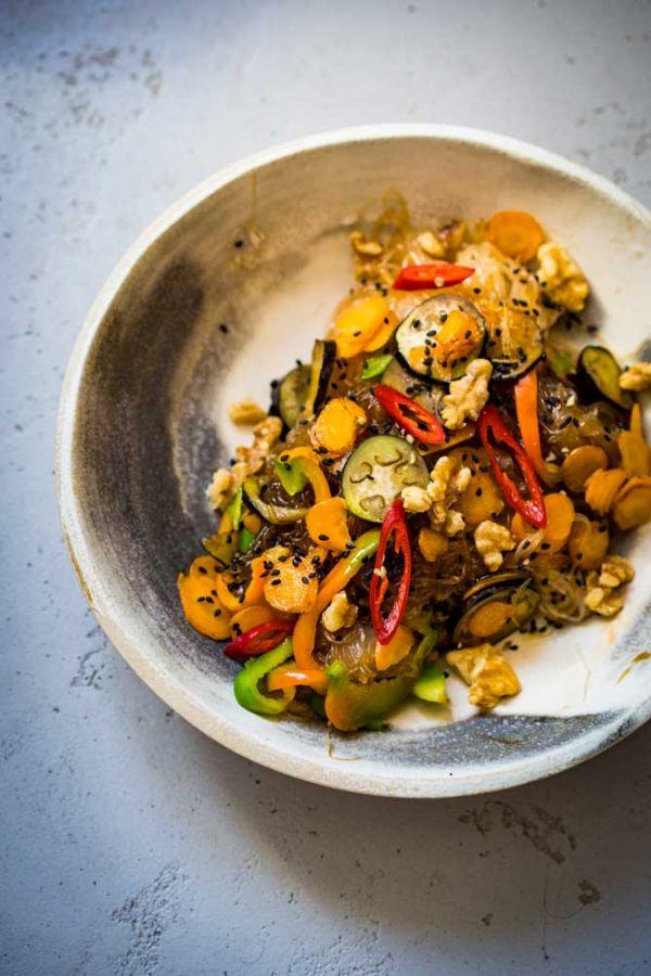 Makaron ryżowy z warzywami stir-fry