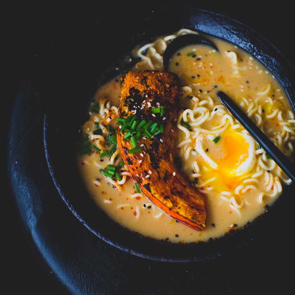 Zupa ramen z pieczoną dynią